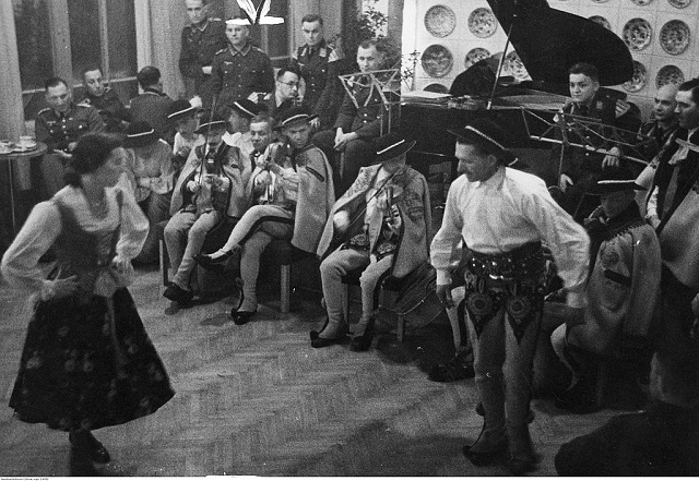 Występ taneczny górali dla żołnierzy Wehrmachtu w 1940 roku.