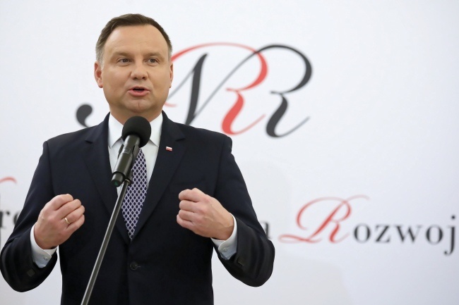 Prezydent Andrzej Duda powiedział, że zazdrości uposażeń w NBP, fot. PAP/Tomasz Gzell