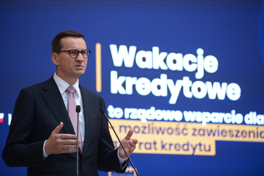 Premier Mateusz Morawiecki podczas konferencji prasowej po posiedzeniu rządu wyjawił, ilu Polaków skorzystało już w wakacji kredytowych. (fot. PAP)