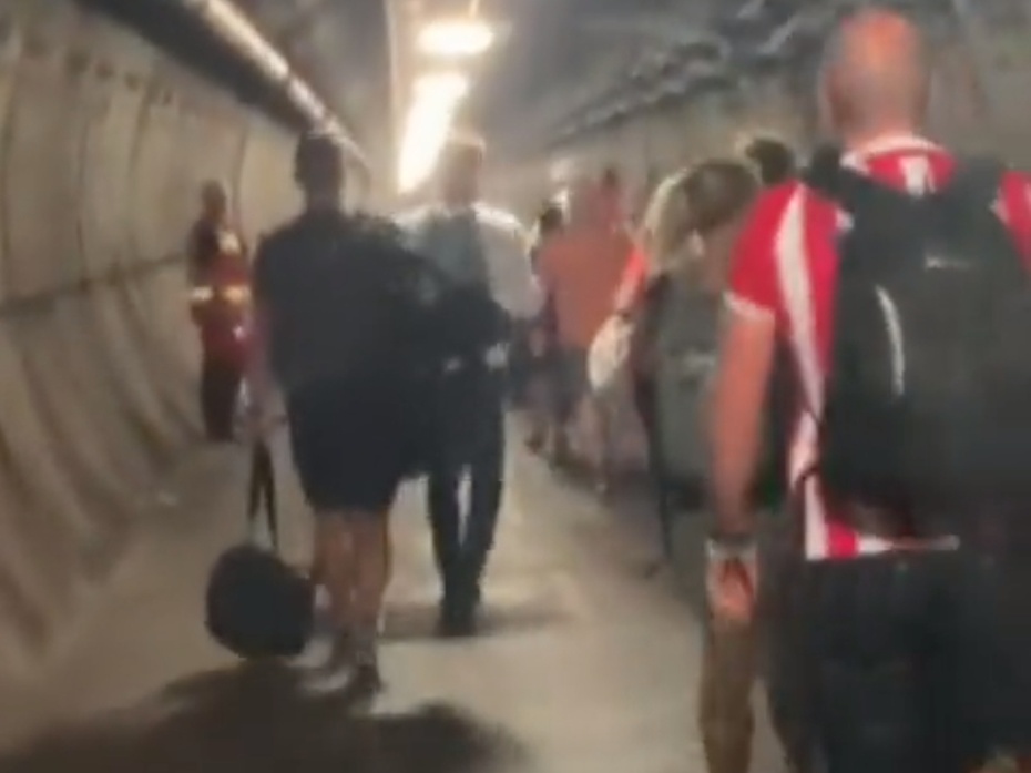 Podróżni, którzy udawali się z Calais do terminalu Folkestone w hrabstwie Kent utknęli w tunelu pod kanałem La Manche, po tym jak pociąg zatrzymał się z powodu włączonych alarmów. Ewakuowano dziesiątki pasażerów. (fot. Twitter)
