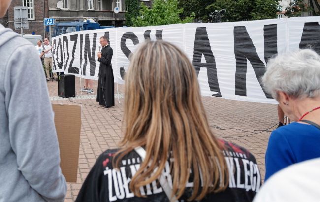 Uczestnicy kontrmanifestacji podczas Marszu Równości w Katowicach. Fot. PAP/Andrzej Grygiel