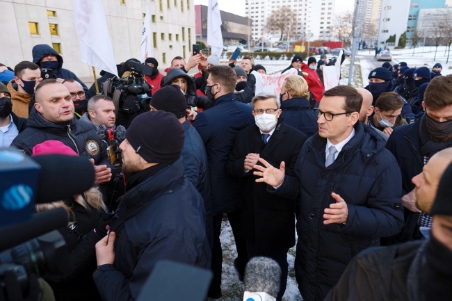 Premier Mateusz Morawiecki (C-P) podczas spotkania z protestującymi górnikami z Sierpnia'80, fot.  PAP/Marek Zimny