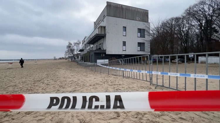 Policja otoczyła taśmami budynek Zatoki Sztuki. Fot. Trojmiasto.pl