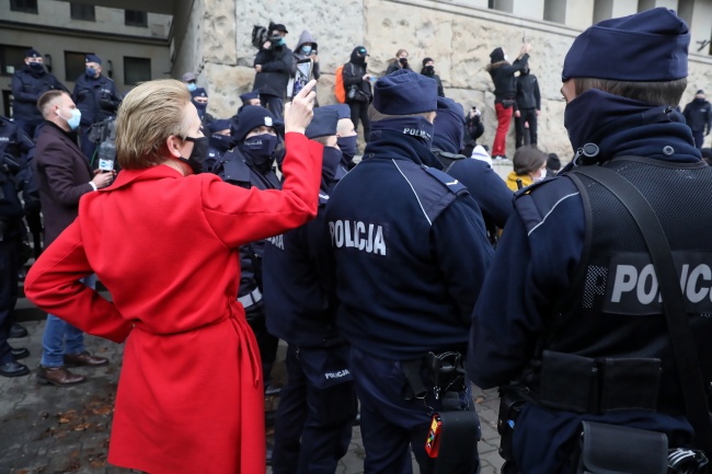 Funkcjonariusze policji na proteście w Warszawie. fot. PAP/Tomasz Gzell
