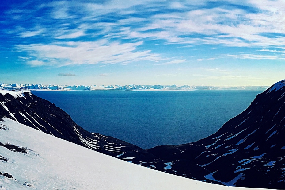 Północny brzeg Isfjordu widziany z ujścia doliny Grumantbyen