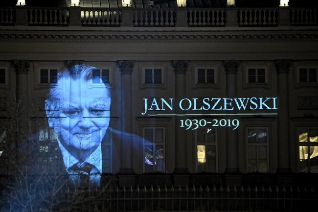 Iluminacja upamiętniająca Jana Olszewskiego, 8 bm. na Pałacu Prezydenckim w Warszawie, fot. PAP/Radek Pietruszka