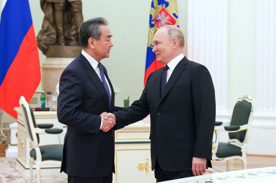 Prezydent Rosji Władimir Putin i wysokiej rangi chiński dyplomata Wang Yi. Fot. PAP/EPA/ANTON NOVODEREZHKIN/SPUTNIK/KREMLIN / POOL