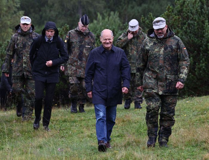 Niemcy oszczędzają na obronności. Olaf Scholz dużo traci