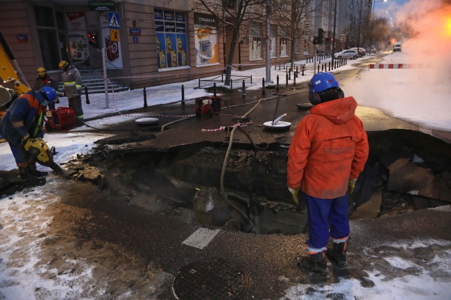 Prace na ulicy Jagiellońskiej po awarii rury sieci ciepłowniczej w Warszawie. Fot. PAP/Wojciech Olkuśnik