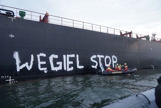 Greenpeace Polska zablokował statek z węglem dla Polski zmierzający do portu w Gdańsku