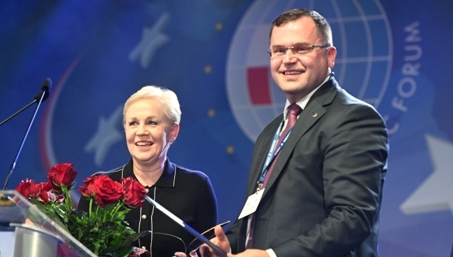 Prezes Banku Gospodarstwa Krajowego Beata Daszyńska-Muzyczka i prezes ZBP Tadeusz Białek. Fot. PAP/Radek Pietruszka