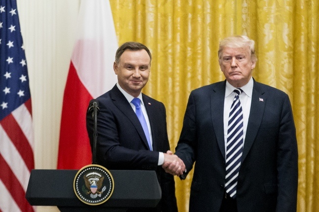 Prezydenci Andrzej Duda i Donald Trump podpisali wspólną deklarację, fot. PAP/EPA/MICHAEL REYNOLDS