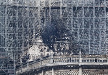 Katedra Notre Dame po pożarze.