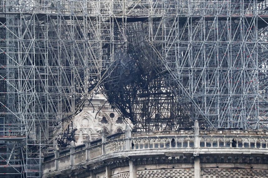 Katedra Notre Dame po pożarze.