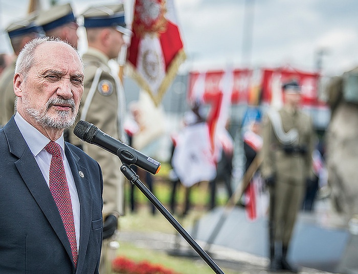 Sensacyjne doniesienia "GW" ws. odwołania Macierewicza. Gra teczkami i interwencja USA