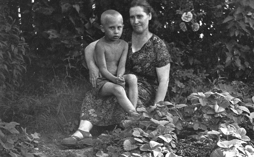 Zdjęcie ma przedstawiać Władimira Putina z matką w 1958 roku, zanim wysłano go do dziadków. Fot. Wikipedia.