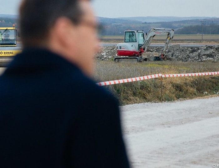 Ogromne wzrosty produkcji przemysłowej i sprzedaży ale także zatrudnienia w listopadzie
