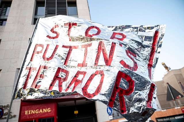 "Stop terrorowi Putina" - banner na jednej z demonstracji w obronie Aleksieja Nawalnego. Fot. PAP/DPA/Fabian Sommer