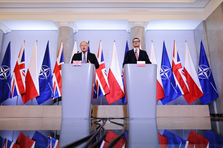 Boris Johnson i Mateusz Morawiecki podczas wspólnej konferencji prasowej (źródło: PAP)