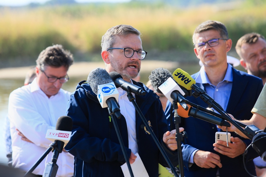 Grzegorz Witkowski, wiceminister infrastruktury, wypowiedział się na temat skażenia Odry. Jego zdaniem, rzeka nie jest "w takim stopniu zanieczyszczona, jak mówią aktywiści". (fot. PAP)