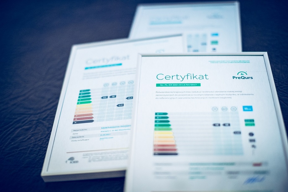 Przykładowe certyfikaty dla firm uczestniczących w programie certyfikacji systemów ciepłowniczych, fot. cppc.gov.pl