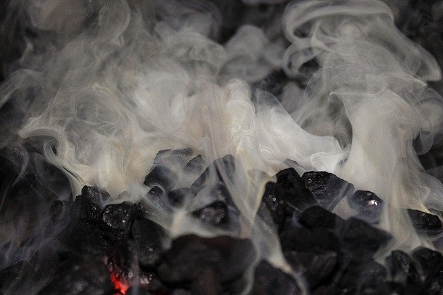 Polacy palą węglem w piecach domowych.