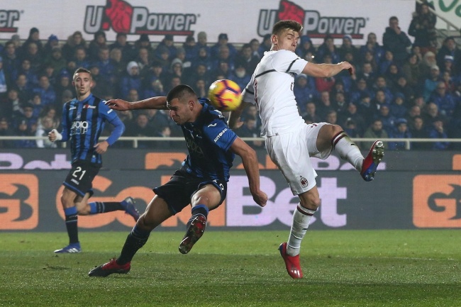 Krzysztof Piątek (P) zdobył dwie bramki w meczu AC Milan- Bergamo Atalanta. Fot. PAP/EPA/PAOLO MAGNI