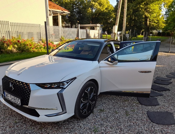 Elegancki samochód do dynamicznych podróży z klasą