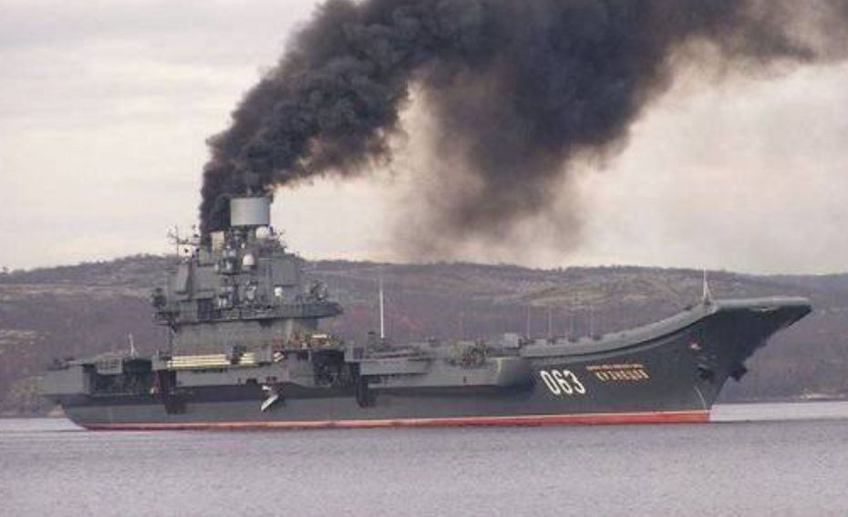 Lotniskowiec "Admirał Kuzniecow" zapłonął.  Źródło: Twitter/@Viaches50993743