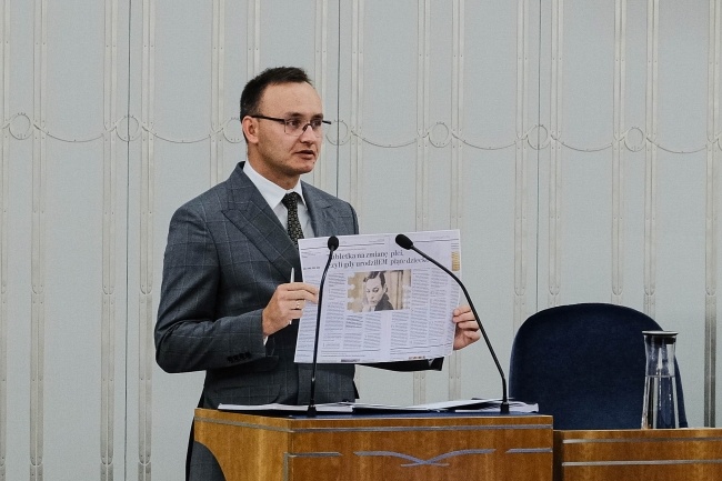 Rzecznik Praw Dziecka Mikołaj Pawlak na sali Senatu, fot.