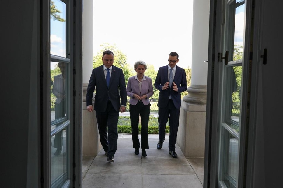 W Belwederze odbyło się w czwartek spotkanie prezydenta Andrzeja Dudy, premiera Mateusza Morawieckiego oraz szefowej Komisji Europejskiej Ursuli von der Leyen. Fot. KPRM