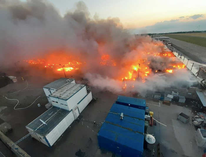 Wielki pożar w zakładzie produkcji paliw. Straż wciąż walczy z ogniem