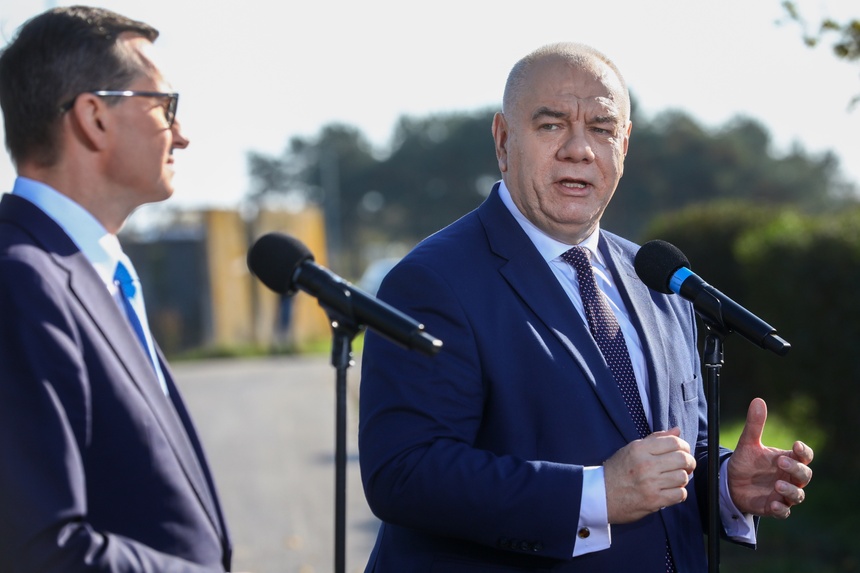 Premier Mateusz Morawiecki i wicepremier, minister aktywów państwowych Jacek Sasin podczas konferencji prasowej w Otwocku. (fot. PAP)
