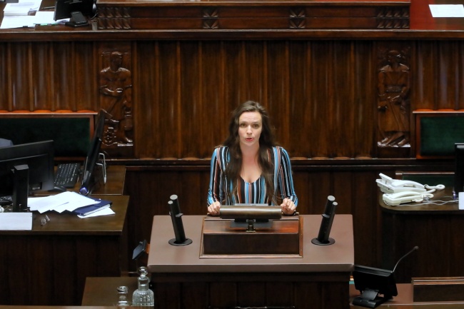 Posłanka KO Klaudia Jachira na sali plenarnej Sejmu. Fot. PAP/Albert Zawada