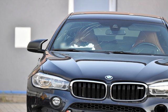 Rozbity samochód BMW X6M Kamila Durczoka na policyjnym parkingu depozytowym w Niechcicach k. Piotrkowa Trybunalskiego