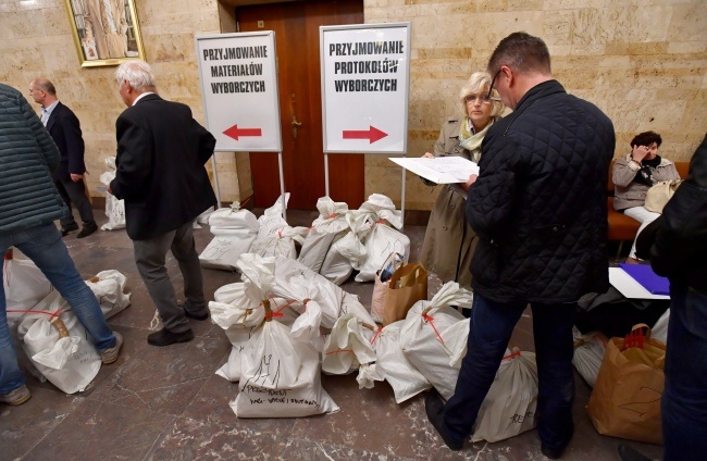 Przyjmowanie protokołów wyborczych w miejskiej komisji wyborczej w Szczecinie, fot. PAP/Marcin Bielecki