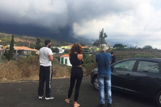 Ewakuowani mieszkańcy La Palmy patrzą na dym wulkanu, fot. PAP/EPA/MIGUEL CALERO