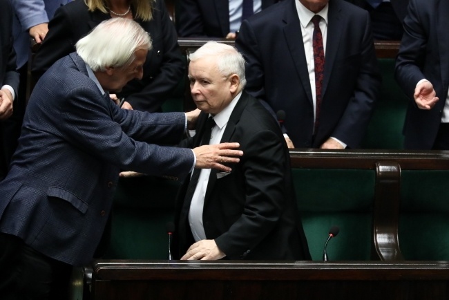 Chodzenie bywa dla prezesa PiS bolesne. Fot. PAP/Tomasz Gzell