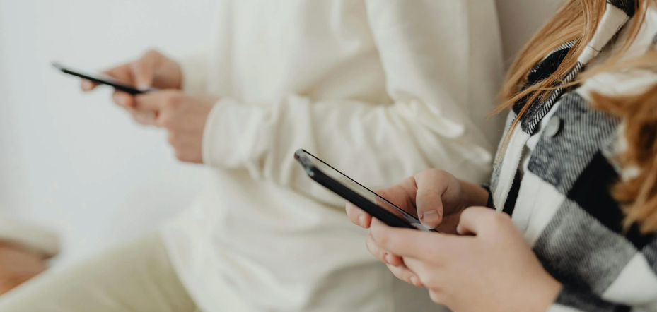 na zdjęciu: osoby korzystające ze smartfonów. Zdjęcie ilustracyjne. fot. Karola G, Pexels