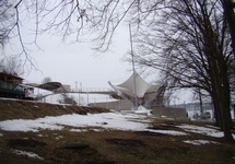 Nowoczesny amfiteatr nad brzegiem jeziora Czos.