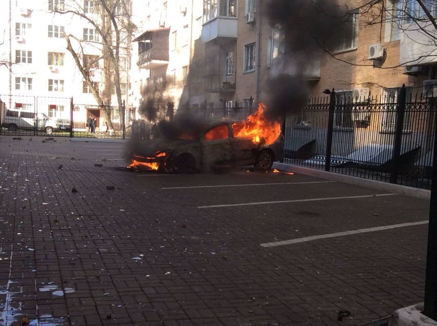 Spalony samochód przed ofisem partii Regionów w Kijowie