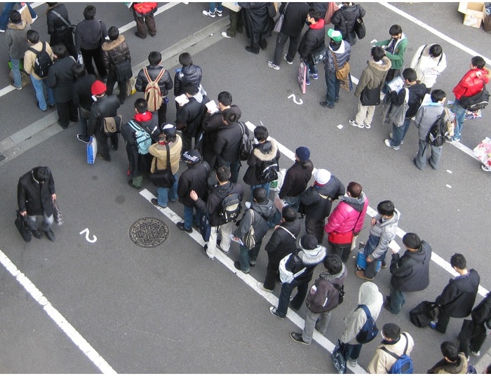Niemcy wywożą ich całe kartony z Polski. Sznury ludzi czekają godzinami