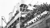 Żydowcy imigranci z Europy na statku, który zawinął do portu w Haifie na północy Brytyjskiego Mandatu Palestyny (obecnie Izrael) latem 1945 r.Źródło: Getty Image