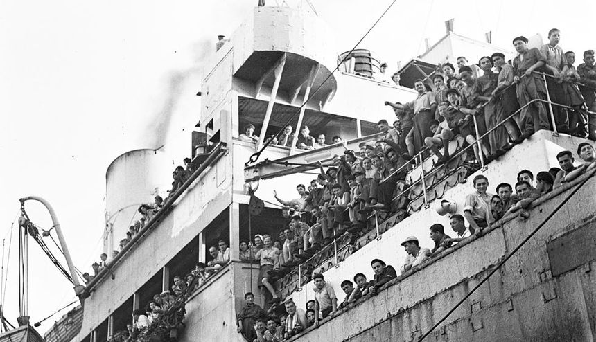 Żydowcy imigranci z Europy na statku, który zawinął do portu w Haifie na północy Brytyjskiego Mandatu Palestyny (obecnie Izrael) latem 1945 r.Źródło: Getty Image