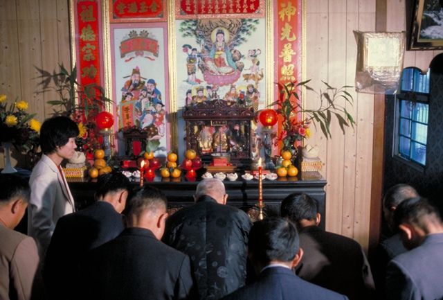 Męska linia rodziny składa hołd przodkom. Źródło: http://www.taiwan.gov.tw