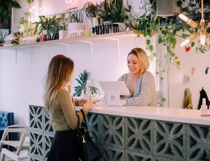 Coraz więcej firm zamawia usługi "tajemniczego klienta". Czym są?