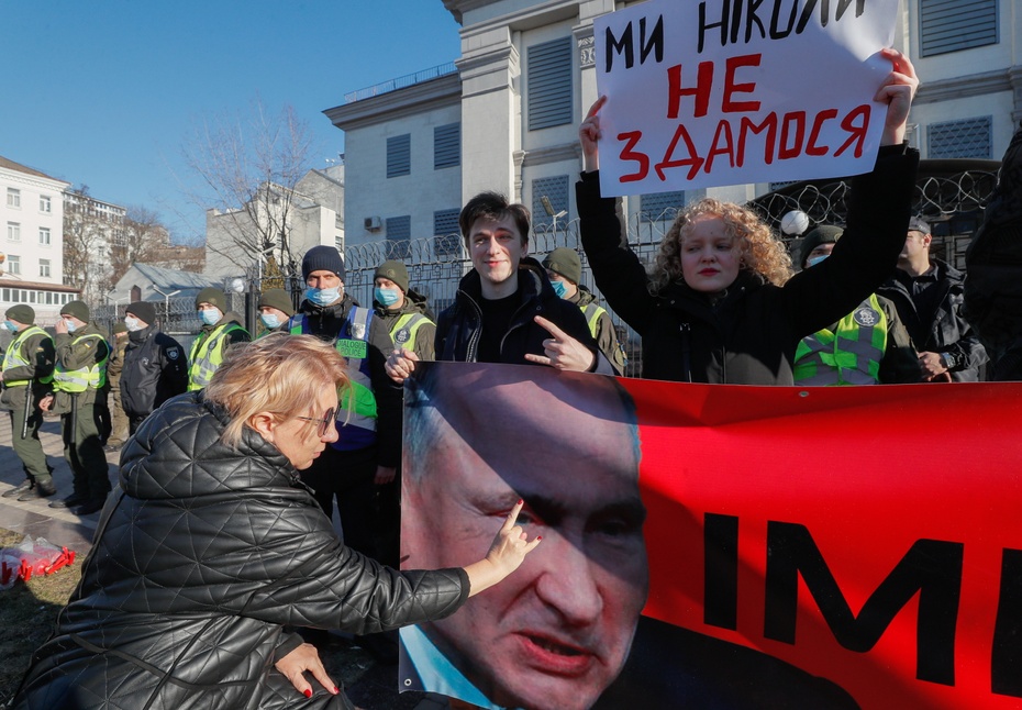 Protest przeciwko imperialnej polityce Putina przed rosyjską ambasadą w Kijowie. Fot. PAP/EPA