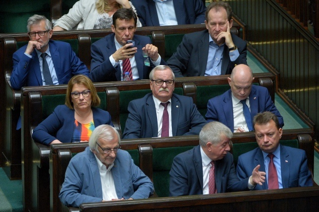 Politycy PiS na sali Sejmowej, fot. PAP/Marcin Obara