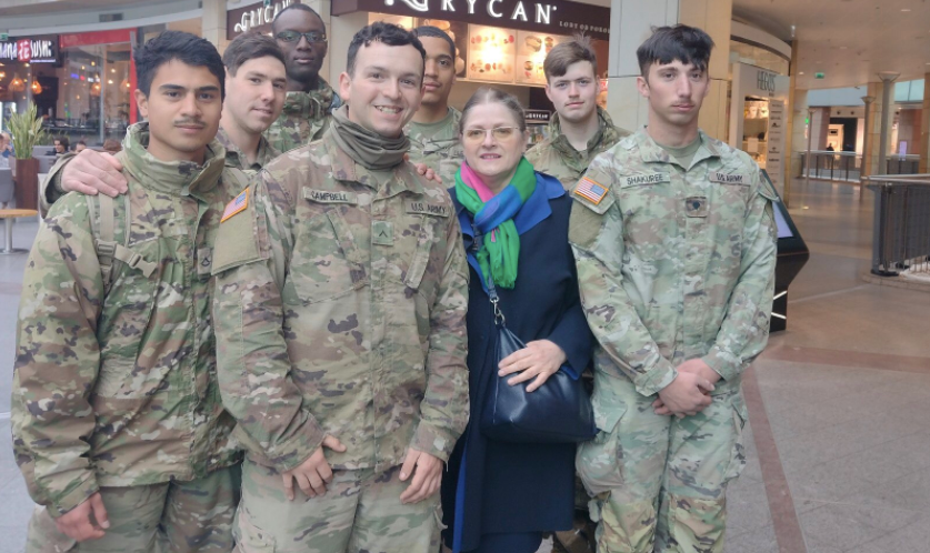 Krystyna Pawłowicz z amerykańskimi żołnierzami. Fot. Twitter/@KrystPawlowicz