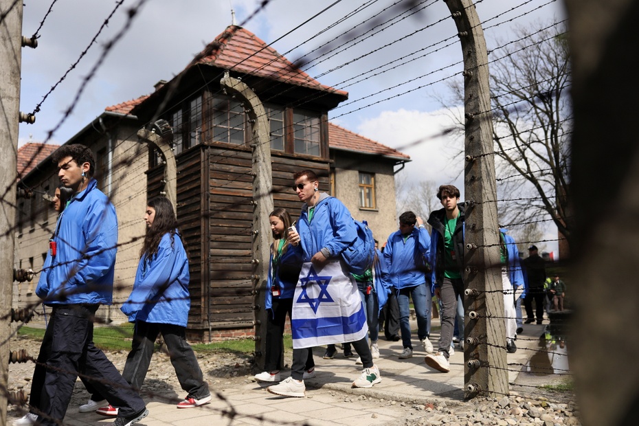 (Uczestnicy "Marszu Żywych" na terenie byłego niemieckiego obozu koncentracyjnego Auschwitz w Oświęcimiu. Fot. PAP/Zbigniew Meissner)